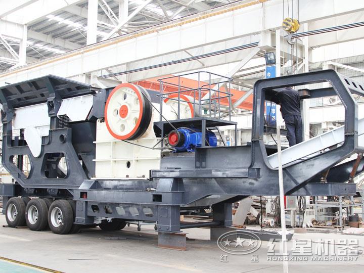 小型移動顎式破碎車集給料、破碎、傳輸為一體