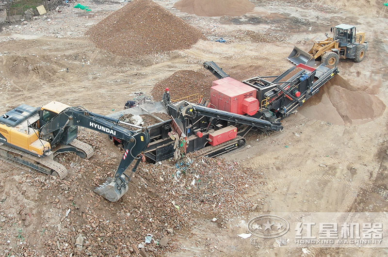 履帶式破碎機(jī)破碎建筑垃圾現(xiàn)場