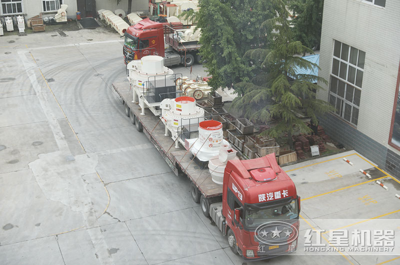 又一整套石粉磨粉機(jī)生產(chǎn)線設(shè)備裝車(chē)發(fā)貨中